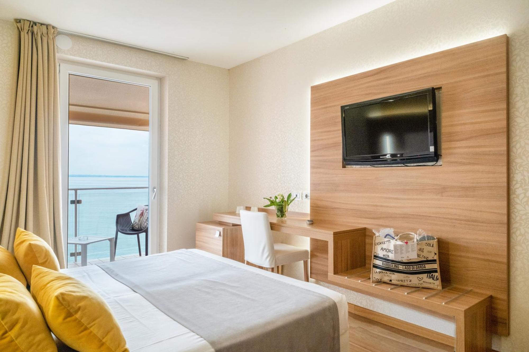 Kriss Internazionale Hotel Bardolino Exterior photo